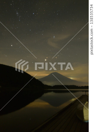 從狸湖看到的夜空和富士山 138535734