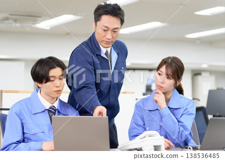 生產主管一邊指著電腦螢幕一邊解釋。 138536485