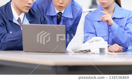 這是工程師團隊審查和分析數據的工作場景。 這是工程師團隊審查和分析數據的工作場景。 138536869