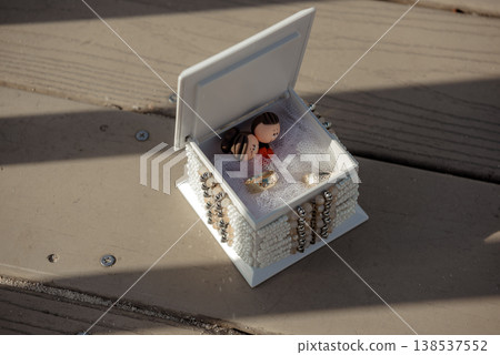Decorative white jewelry box with pearls and figurines Decorative white jewelry box with pearls and figurines 138537552
