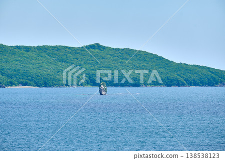 The nature of the Khasansky district of Primorsky Krai, Russia. The lip of the Teal of the Slavic Bay, the inner bay of Peter the Great in the summer. 138538123