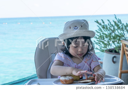 日本幼兒在馬爾地夫度假飯店用餐 138538684