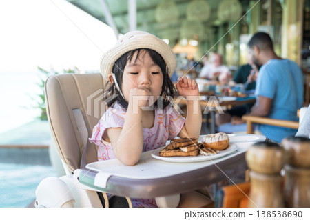 日本幼兒在馬爾地夫度假飯店用餐 138538690