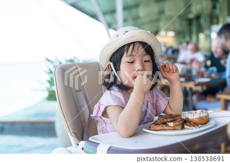 日本幼兒在馬爾地夫度假飯店用餐 138538691