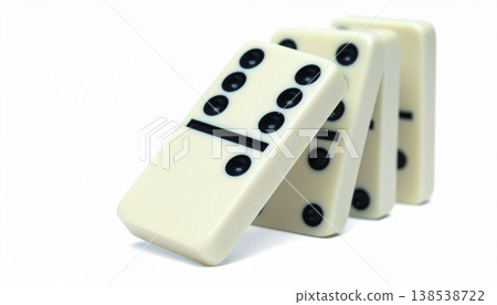 特寫鏡頭捕捉到骨牌效應的瞬間 / 簡單的視覺素材象徵著連鎖反應和因果關係。 138538722