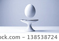 極簡主義構圖，一枚雞蛋懸浮在半空中，底座穩穩立於其上 / 靜物藝術素材，表達奇妙與平衡 138538724