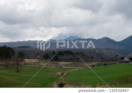 日本岡山縣真庭市猿前高原美麗的春日景色 日本岡山縣真庭市猿前高原美麗的春日景色 138538947