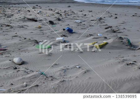 沿海殘骸 環境問題 垃圾問題 沿海殘骸 環境問題 垃圾問題 138539095