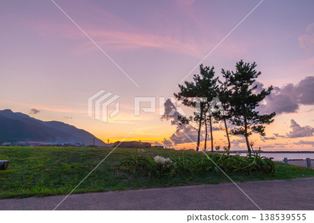 從宮之浦港眺望屋久島(「海上阿爾卑斯山」)的傍晚景色(夏季) 從宮之浦港眺望屋久島(「海上阿爾卑斯山」)的傍晚景色(夏季) 138539555