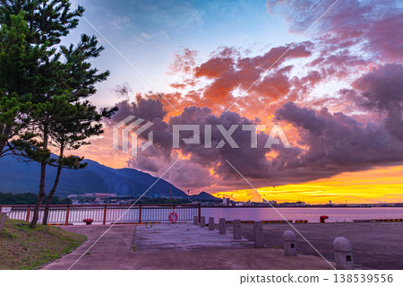 傍晚時分,屋久島(「海洋阿爾卑斯山」)的景色,天空飄著火紅的雲(夏季) 傍晚時分,屋久島(「海洋阿爾卑斯山」)的景色,天空飄著火紅的雲(夏季) 138539556