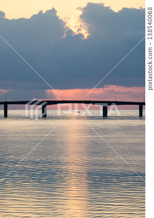 濱比嘉橋:一座橫跨天空和海洋的橋樑,沐浴在晨曦的色彩中。 濱比嘉橋:一座橫跨天空和海洋的橋樑,沐浴在晨曦的色彩中。 138540068