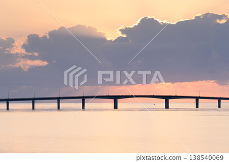 濱比嘉橋：一座橫跨天空和海洋的橋樑，沐浴在晨曦的色彩中。 138540069