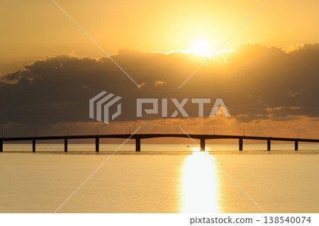 The silhouette of Hamahiga Bridge and the sun rising from the sea. 138540074