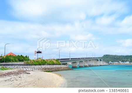 The beautiful tropical sea and the bridge spanning it: Hamahiga Ohashi Bridge The beautiful tropical sea and the bridge spanning it: Hamahiga Ohashi Bridge 138540081