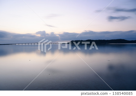 The Hamahiga Bridge and Hamahiga Island: a bridge spanning the sky and sea, bathed in the morning glow. 138540085