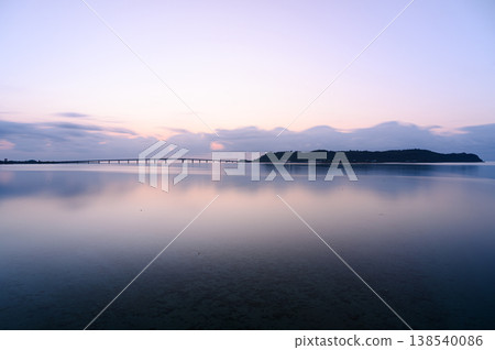 The Hamahiga Bridge and Hamahiga Island: a bridge spanning the sky and sea, bathed in the morning glow. 138540086