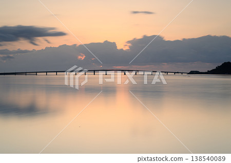 濱比嘉橋：一座橫跨天空和海洋的橋樑，沐浴在晨曦的色彩中。 138540089