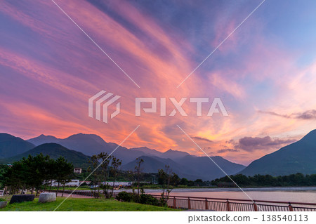 Evening view of Yakushima, the "Alps of the Ocean," with beautiful crimson clouds (Summer) Evening view of Yakushima, the "Alps of the Ocean," with beautiful crimson clouds (Summer) 138540113