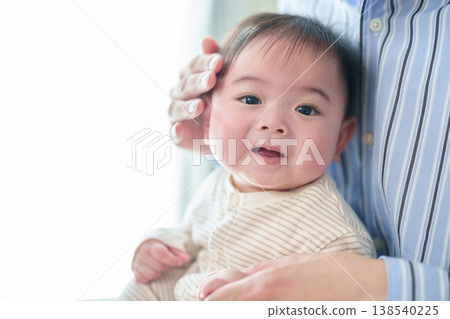 由父親抱著的嬰兒 138540225