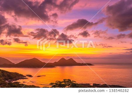 屋久島的神聖日落:屋霸山與暮色(夏季) 屋久島的神聖日落:屋霸山與暮色(夏季) 138540282