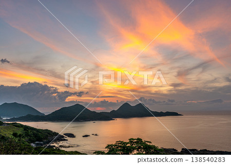 屋久島的神聖日落:屋霸山與暮色(夏季) 屋久島的神聖日落:屋霸山與暮色(夏季) 138540283