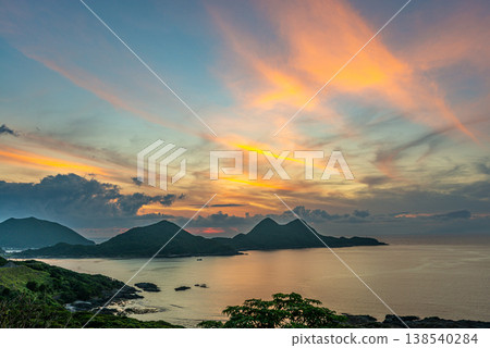 屋久島的神聖日落:屋霸山與暮色(夏季) 屋久島的神聖日落:屋霸山與暮色(夏季) 138540284