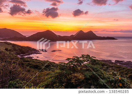 屋久島的神聖日落：屋霸山與暮色（夏季） 138540285