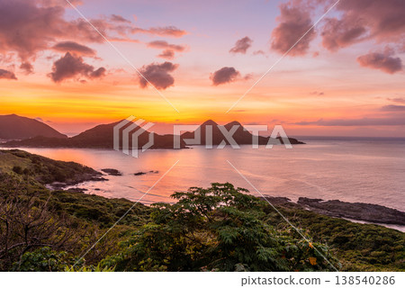 屋久島的神聖日落:屋霸山與暮色(夏季) 屋久島的神聖日落:屋霸山與暮色(夏季) 138540286