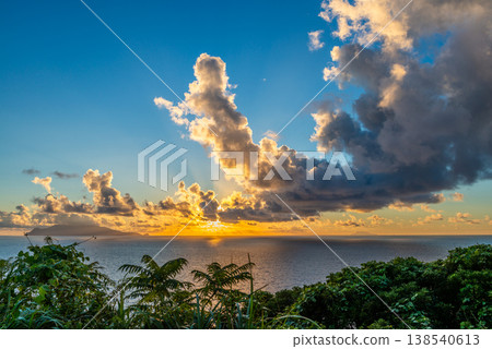 東海日落:口永良部島和緋紅的雲彩(夏季) 東海日落:口永良部島和緋紅的雲彩(夏季) 138540613
