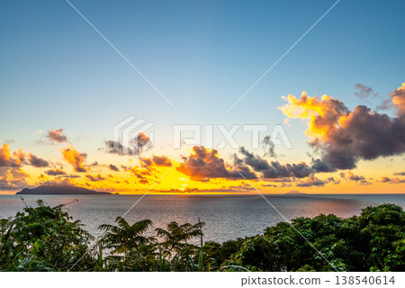 東海日落:口永良部島和緋紅的雲彩(夏季) 東海日落:口永良部島和緋紅的雲彩(夏季) 138540614