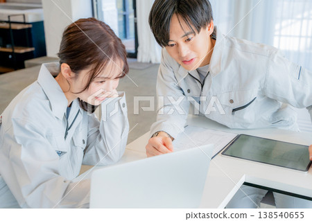 身著工作服的男男女女正在開會 138540655