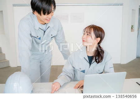 身著工作服的男男女女正在開會 身著工作服的男男女女正在開會 138540656