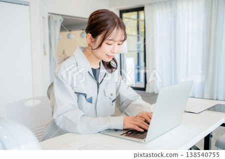 一位身穿工作服的女士正在辦公室工作。 138540755