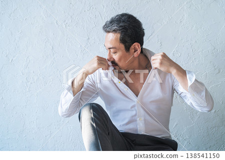 擔心體味的中年男性 擔心體味的中年男性 138541150