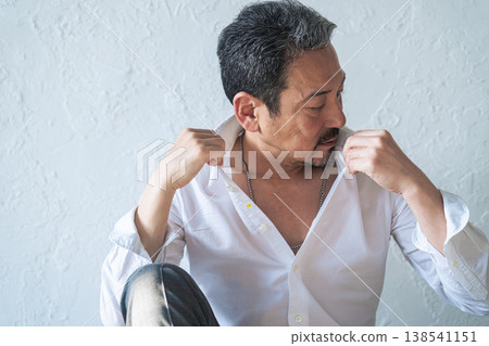 擔心體味的中年男性 擔心體味的中年男性 138541151