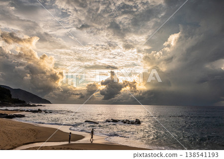 永田稻中濱海龜築巢地,日落景色,屋久島(神靈居住地)(夏季) 永田稻中濱海龜築巢地,日落景色,屋久島(神靈居住地)(夏季) 138541193