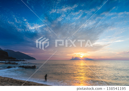 永田稻中濱海龜築巢地,日落景色,屋久島(神靈居住地)(夏季) 永田稻中濱海龜築巢地,日落景色,屋久島(神靈居住地)(夏季) 138541195