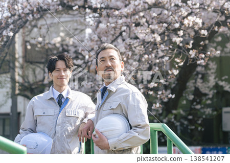 一群男工站在一棵櫻桃樹前。 138541207