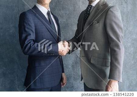 一群男性商務人士握手 138541220
