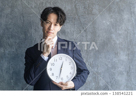 一位年輕的男商人因他的手錶而煩惱。 138541221
