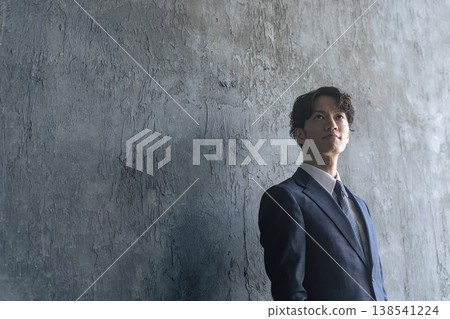 一位身穿西裝的年輕男性商務人士的肖像 一位身穿西裝的年輕男性商務人士的肖像 138541224