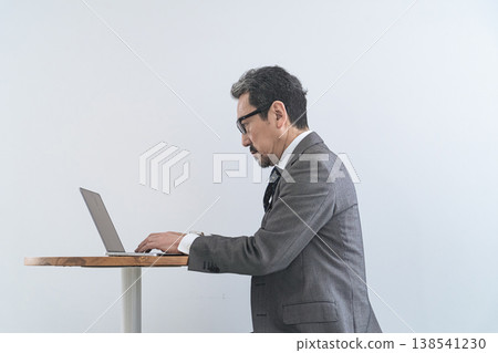 使用筆記型電腦的中年男性商務人士 138541230