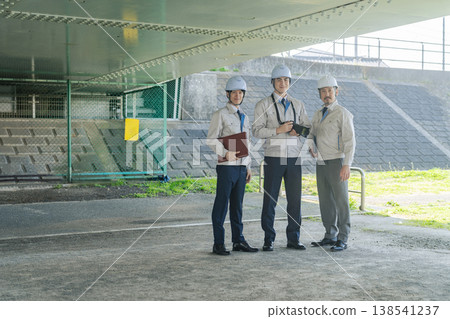 一群男性工人在戶外站立 138541237