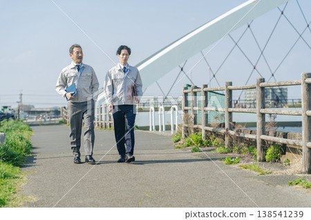 一群男工走在街上 138541239