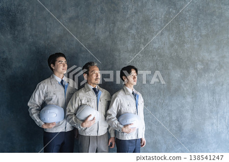 一群男工抬頭看著 138541247