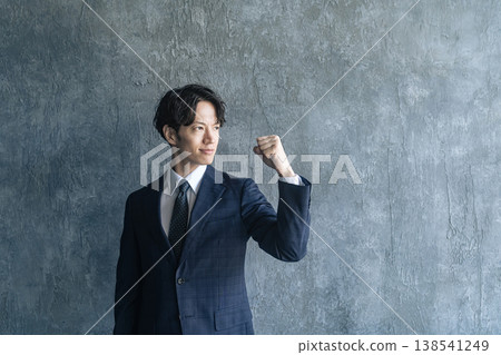 一位年輕的男性商務人士擺出勝利姿勢。 138541249