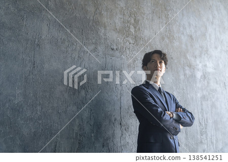 一位身穿西裝的年輕男性商務人士的肖像 138541251