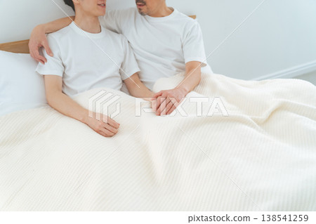 兩名男子睡在一張床上;同性戀;LGBT 兩名男子睡在一張床上;同性戀;LGBT 138541259