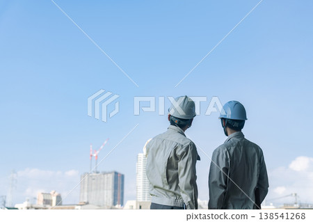 一群男工正眺望正在興建中的城市。 138541268