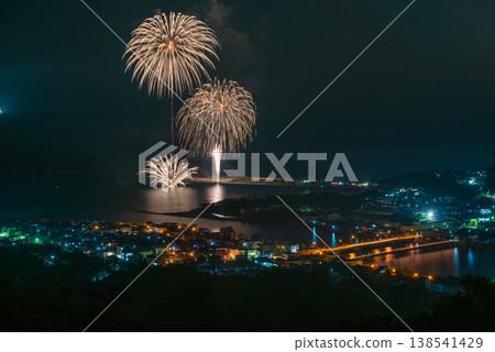 煙火表演,屋久島的夜景,神靈居住的地方(夏季) 煙火表演,屋久島的夜景,神靈居住的地方(夏季) 138541429